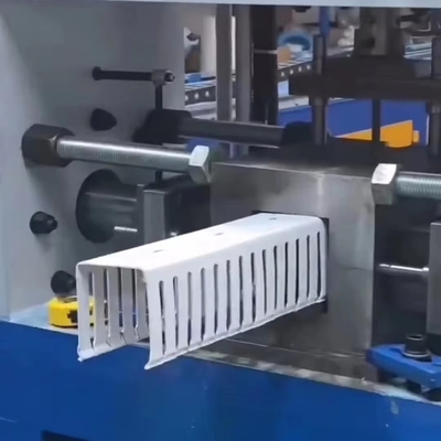 comprar China Shenzhen HYPET Máquina de Fabricação de Canaletas de Cabos PVC de Alta Velocidade de Quatro Estações/ Linha de Produção de Extrusão de Calhas de Fiação PVC online manufacture
