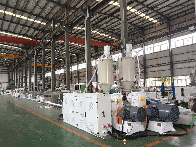 Linha de tubulação dupla de 20-32 mm PP com 3 camadas e 3 cores por extrusores de parafuso único SJ90-30 & SJ55-33 & SJ45-30
