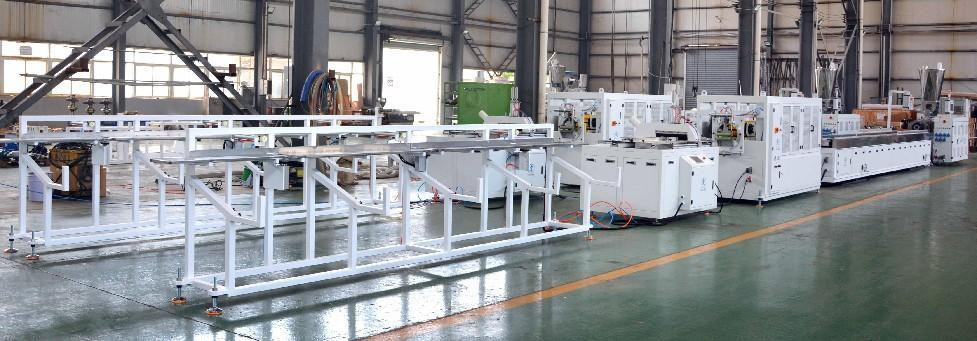 Máquina de extrusão de painel de decrocação de espuma de PVC para parede com perfil de plástico de madeira WPC de 240 mm 55/120 extrusora de parafuso duplo de PVC