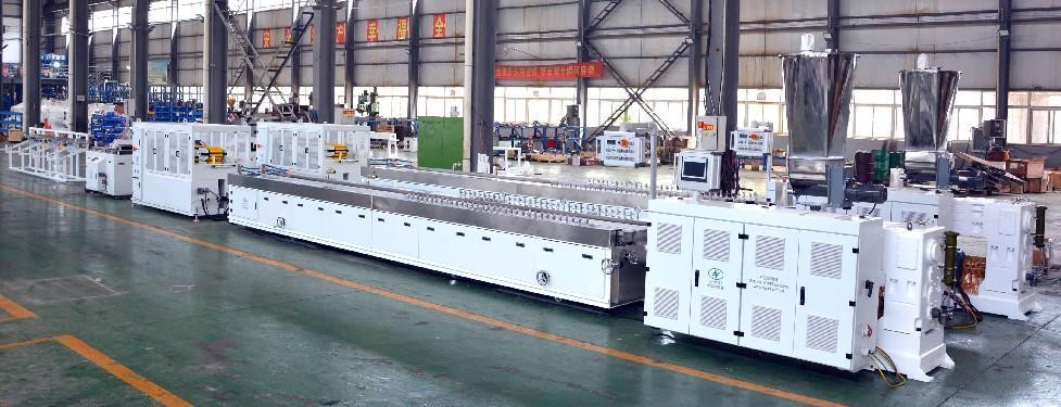 Máquina de extrusão de painel de decrocação de espuma de PVC para parede com perfil de plástico de madeira WPC de 240 mm 55/120 extrusora de parafuso duplo de PVC