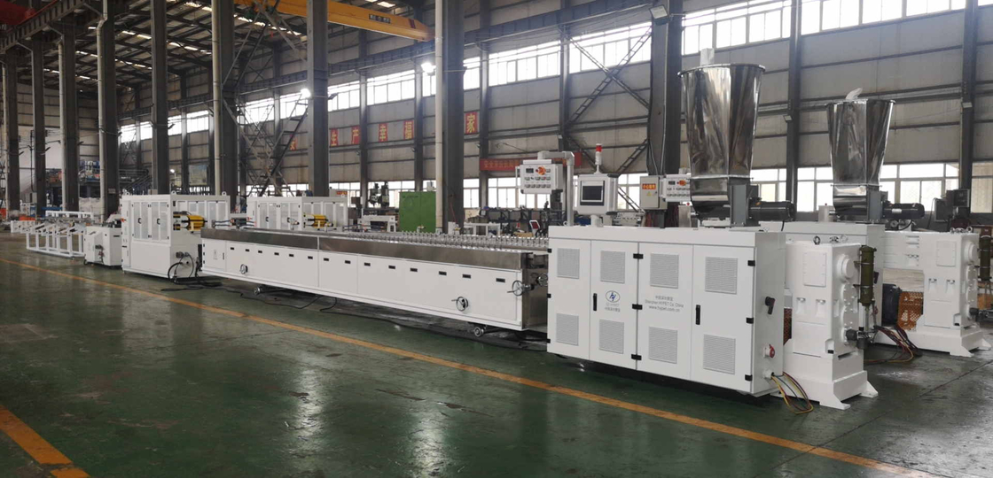 Máquina de extrusão de painel de decrocação de espuma de PVC para parede com perfil de plástico de madeira WPC de 240 mm 55/120 extrusora de parafuso duplo de PVC